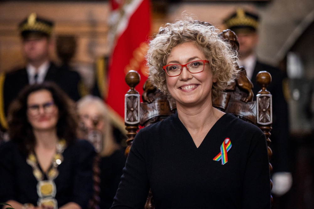 Dr Anna Strzałkowska podczas gali, w tle Aleksandra Dulkiewicz - Prezydent Gdańska