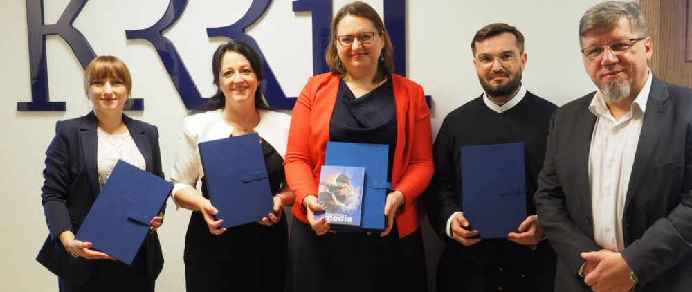 Zdj. 5 Laureaci nagrody (od lewej): Katarzyna Kopeć-Ziemczyk, Katarzyna Kamińska-Korolczuk, Katarzyna Cegielska, Dariusz Drążek oraz członek KRRiT Witold Kołodziejski. Fot. gov.pl