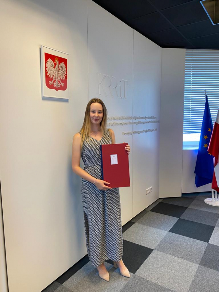 Sekretarz Wydawnictwa Adrianna Baran z dyplomem dla Wydawnictwa
