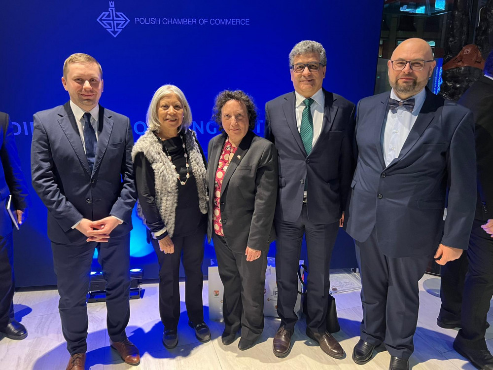 Zdjęcie: prof. Arkadiusz Modrzejewski oraz dr Rafał Raczyński z ambasadorami: Argentyny Aną Maríą Ramírez, Malty Marisą Farrugią i Kolumbii Assadem Jaterem