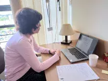 foto1 - ciemnowłosa profesorka przy biurku z laptopem