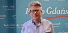 prof. Jacek Tebinka na tle ściany Radia Gdańsk
