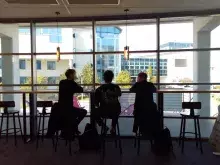 księgarnia uniwersytecka - wnętrze, studenci przy oknie
