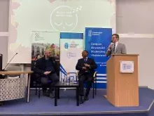Spotkanie z ambasadorem Rwandy w auli - od lewej prof. A. Modrzejewski, prof. dr Anastase Shyaka, prowadzący Andrzej Skiba