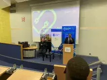 Spotkanie z ambasadorem Rwandy prof. dr Anastase Shyaka - widok na mównicę i scenę w auli