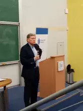 Foto3_prof. Leszek Balcerowicz przed mównicą