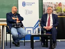 Dr hab. Arkadiusz Modrzejewski i Hannes Heimisson w rozmowie na auli