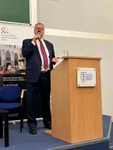 Ambasador Islandii, Hannes Heimisson przy ambonie na auli wykładowej