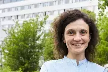 dr Magdalena Chrzan-Dętkoś na tle budynku i drzew