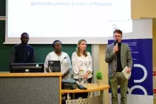 Delegaci z Rwandy, mgr Wioleta Gierszewska, przy mikrofonie dr hab. Radosław Kossakowski, prof UG