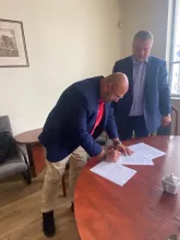 Podpisywanie umowy przez dra hab. Arkadiusz Modrzejewskiego, prof. UG, Dyrektora Instytutu Politologii UG