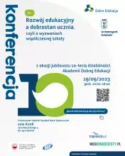 plakat promujący konferencję  "Rozwój edukacyjny a dobrostan ucznia, czyli o wyzwaniach współczesnej szkoły" z logo Akademii Dobrej Edukacji, logo Uniwersytetu Gdańskiego  i stylizowanym znakiem 10, nawiązującym kształtem (kropla) i kolorem (granat, jasna zieleń) do logo Akademii Dobrej Edukacji