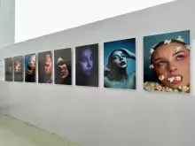 Prezentacja fotografii na wystawie - Ola Grynko