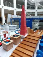Widok holu z akcesoriami pedagogiki Montessori