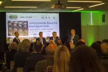 sir Dermot Turing, prof. Jacek Tebinka, David Kenyon podczas panelu dyskusyjnego - widok z szerszej perspektywy