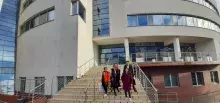 Delegacja z Wietnamu na tle budynku WNS od strony bocznego wejścia