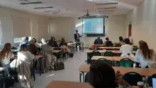 Przedstawiciel delegacji z Wietnamu w sali dydaktycznej - ze studentami