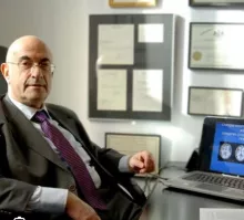 Elkhonon Goldberg, Ph.D. w gabinecie przy biurku