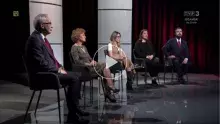 Kadr z programu "Och ta polityka" - pięcioto gości siedzących na krzesłach rozstawionych na scenie, w prawym górnym rogu logo TVP Gdańsk