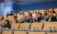 Spotkanie z delegacją z Rwandy fot. 5 studenci w auli
