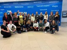 Grupa Naukowców przed wejściem do Wydziału Nauk Społecznych