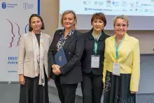 Grupa Naukowców na rozmowie.