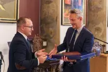 Dziekan WNS Prof Michał Harciarek odbierający Gryfa Pomorskiego od Wicemarszałka