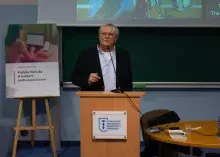 Przemawiający profesor