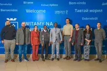 Od lewej: mgr Sebastian BArczak (doktorant), dr Dominik Bień, dr Wioleta Gierszewska, dr Pascal Bigirimana, bp Pontien Ribakare, przedstawiciel studentów, prof. Adam Romejko, przedstawicielka studentów, dr Kornel Bielawski