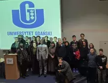 Zdjęcie w Auli przedstawiające wszystkich uczestników wykładu
