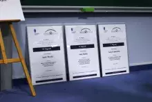 Zbliżenie na trzy oprawione dyplomy konkursu "medi@stery" XI edycji, przyznane za I miejsce (Anny Grabowskiej), II miejsce (Anny Kulmy) i III miejsce (Agaty Myszki).