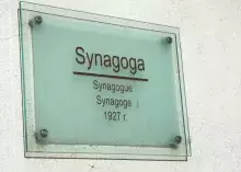 Tablica informująca o roku budowy synagogi - 1927
