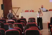 Dr Gierszewska prezentująca przed grupą studentów BCU