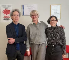 Trzech naukowców stojących w sali rady wydziału nauk społecznych