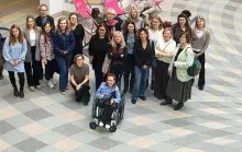 Grupa osób stojąca na poziomie 200 w rotundzie Wydziału Nauk Społecznych