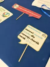 Zdjęcie przedstawiające leżące na granatowym stole dymki zawierające informacje o nowotworach 
