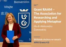 dr A. Żukowska, w tle logo UG