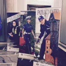 plakat kobieta w policji