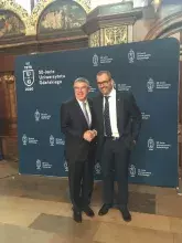 Prof. Piotr Stepnowski gratuluje dr. Thomasowi Bachowi, fot. Archiwum UG