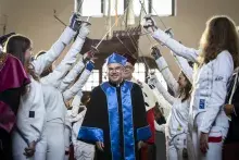 dr Thomas Bach przechodzi pod szpalerem zawodników z Gdańskiej Szkoły Szermierki