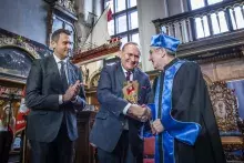 Andrzej Kraśnicki, Prezes Polskiego Komitetu Olimpijskiego gratuluje dr. Thomasowi Bachowi