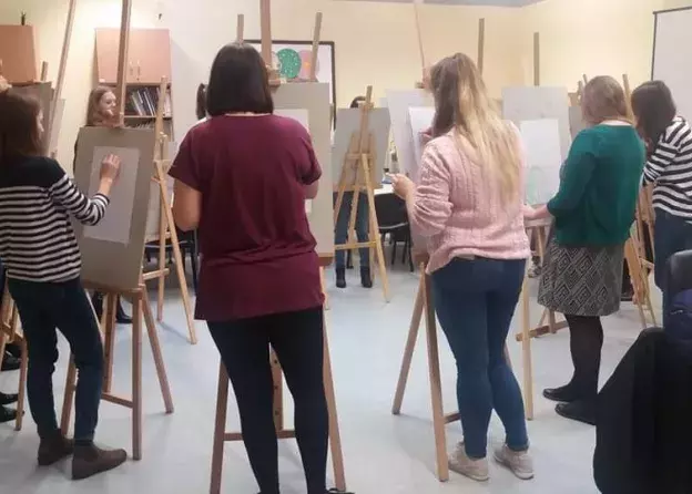 Ciekawe zajęcia w pracowni plastycznej w Instytucie Pedagogiki