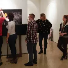 studenci na wernisażu prac