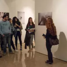 studenci na wernisażu prac