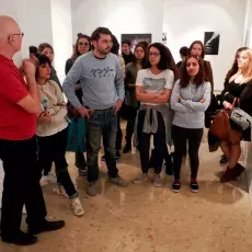 studenci na wernisażu prac