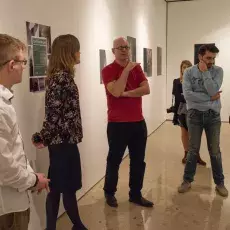studenci na wernisażu prac