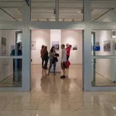 studenci na wernisażu prac