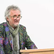 Przemawiający Tomasz Sikora