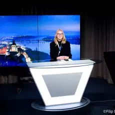 studentka w studiu telewizyjnym
