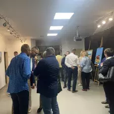 Uczestnicy premiery w czasie wernisażu.